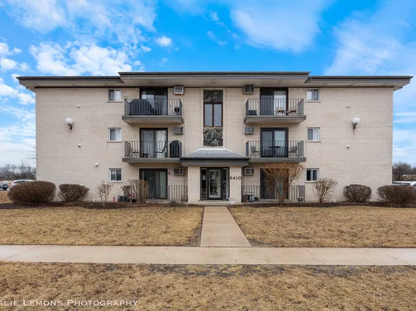 8410 Captons Ln APT 103, Darien, IL 60561