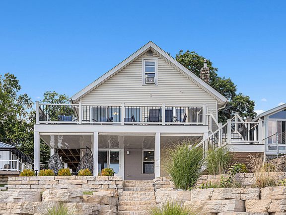 3rd image of 9913 Woodlawn Dr