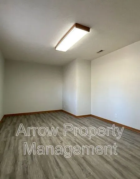 338 W Irving St — Photo 17