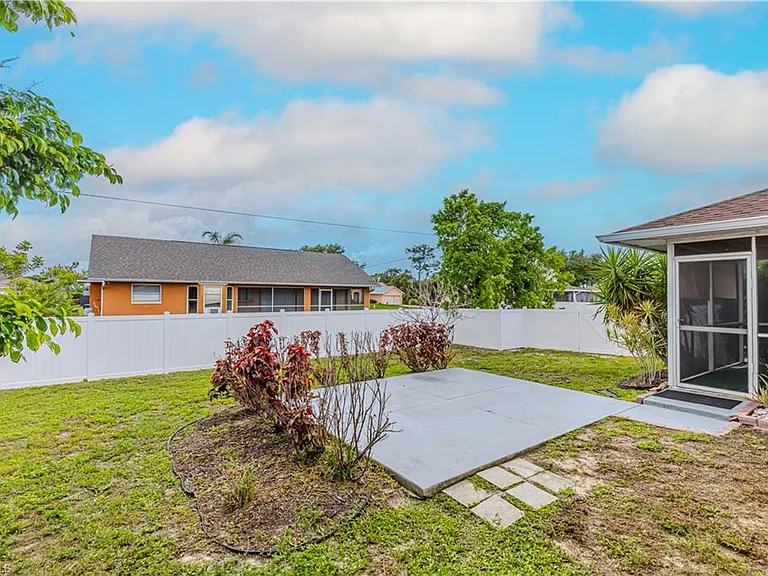 9084 Caloosa Rd — Photo 25