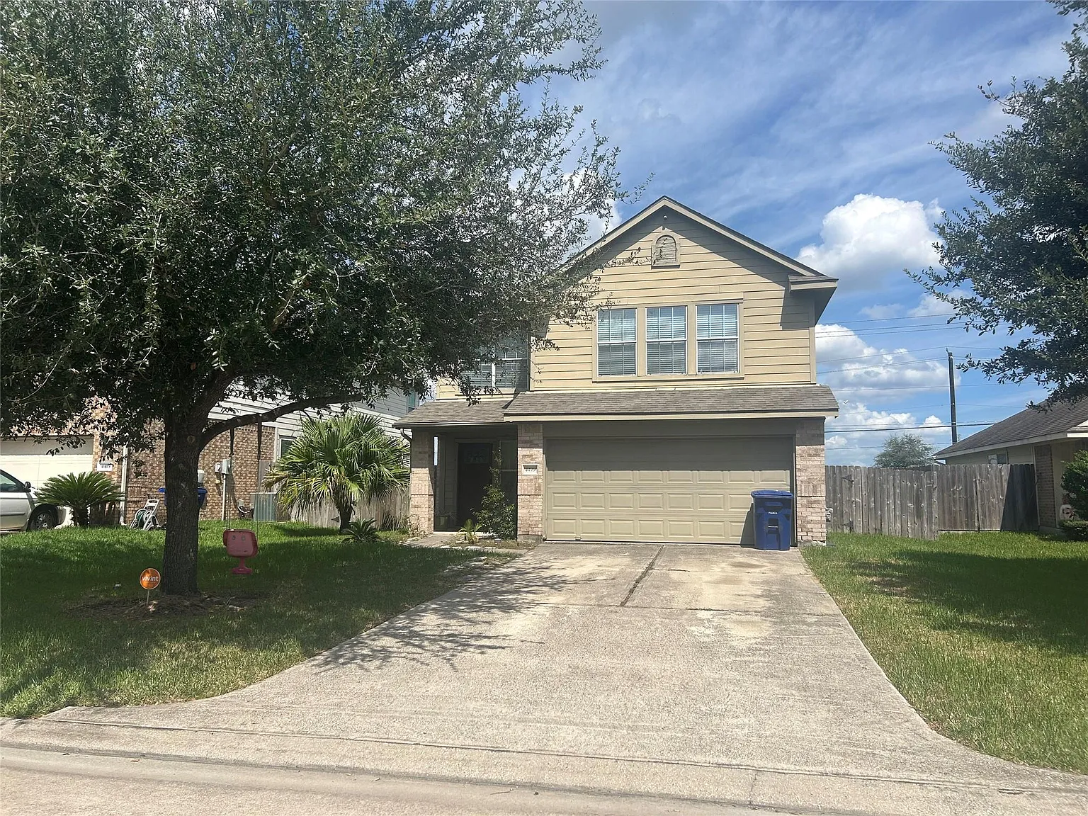 4 bed, 2.5 bath, 2220 sqft, $2,300 — Photo 2