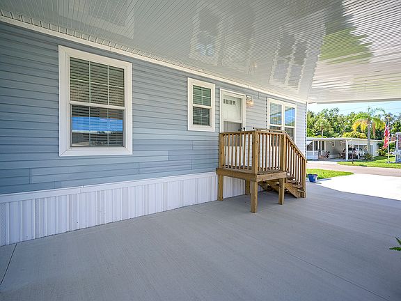 5th image of 27 Poinsettia Dr