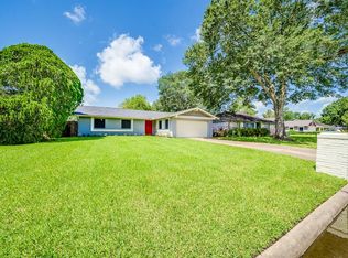 16930 Hibiscus Ln, Friendswood, TX 77546