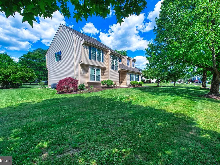 139 Mallard Dr W — Photo 41