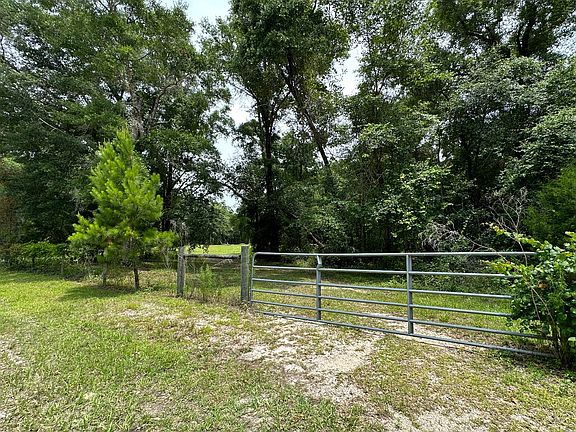 2nd image of 390 NE Castagna Ln