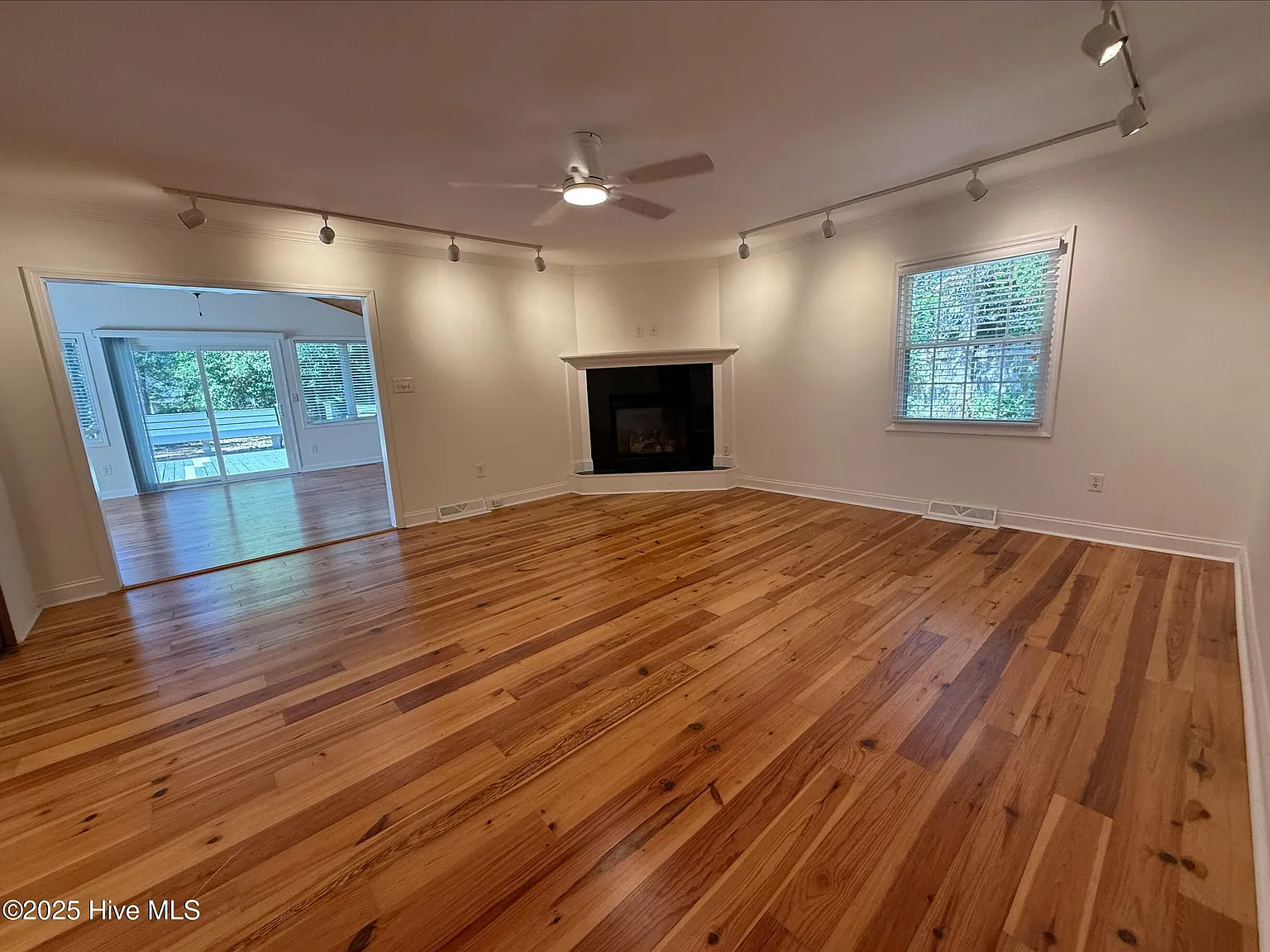 3 bed, 2.0 bath, 1480 sqft, $2,300 — Photo 3
