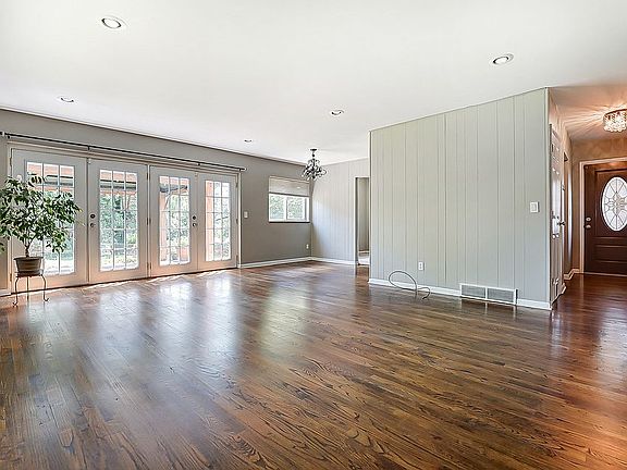 3rd image of 368 Glen Oaks Dr