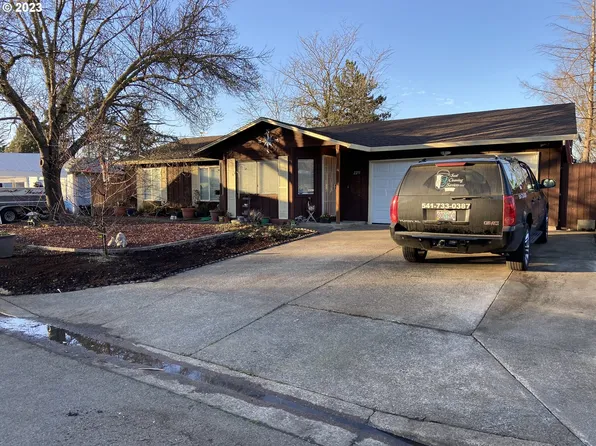 2271 La Canada Dr, Roseburg, OR 97471