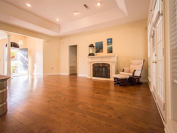3rd image of 204 Lakehill Dr