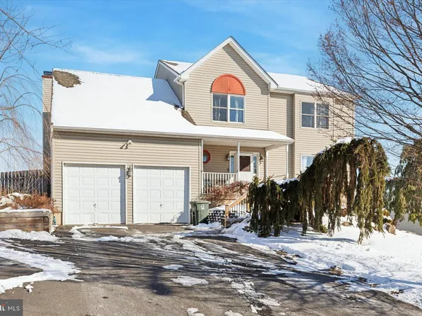 615 W Blooming Glen Dr, Perkasie, PA 18944