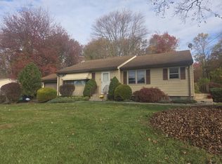 28 Carpenter Ln, Bloomfield, CT 06002