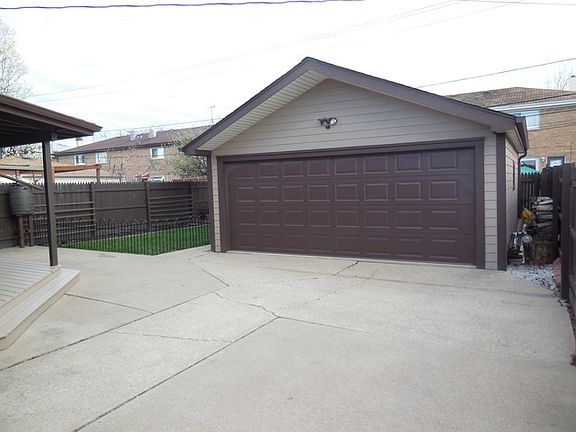 4th image of 9916 Eden Ave