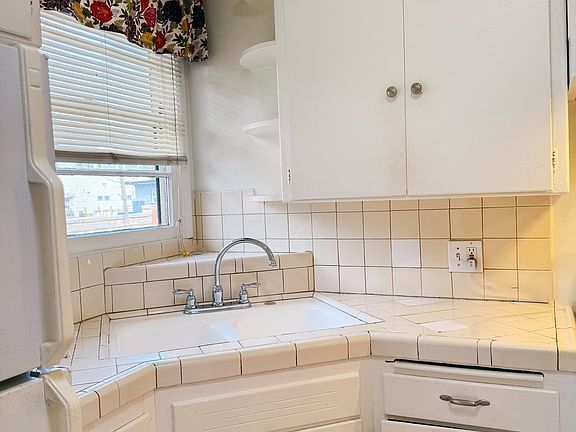 Clean and Bright Kitchen