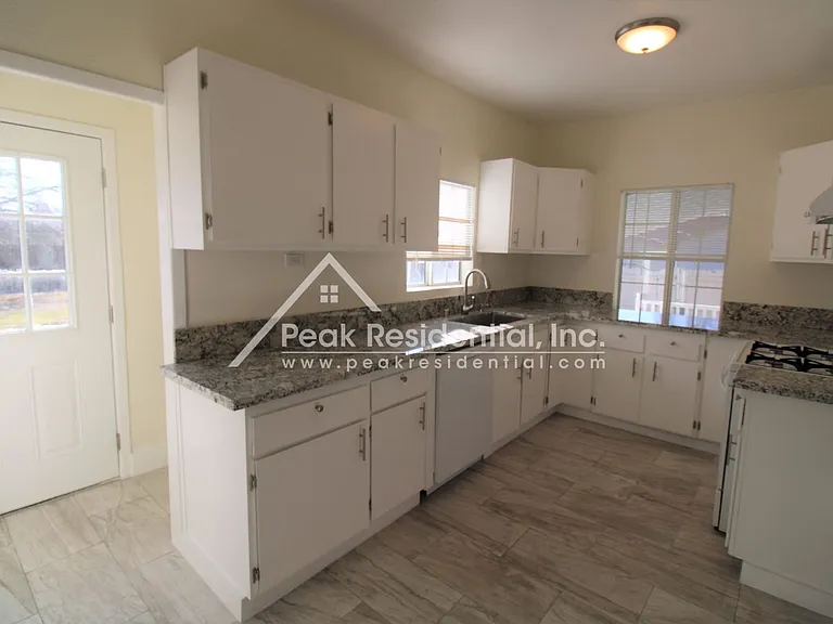 1042 Las Palmas Ave — Photo 9
