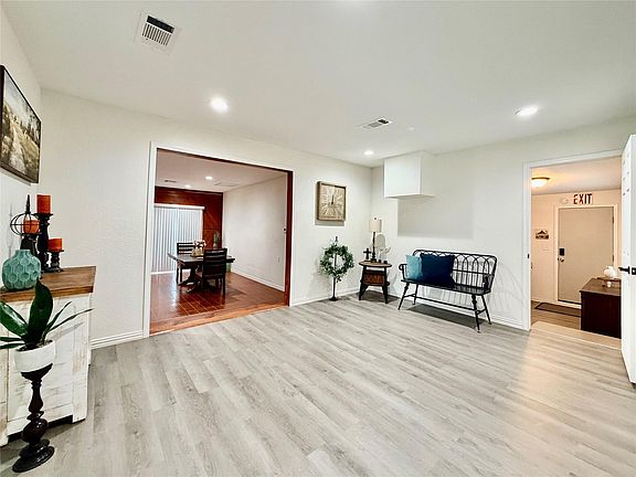 4th image of 3709 Beaumont Ave