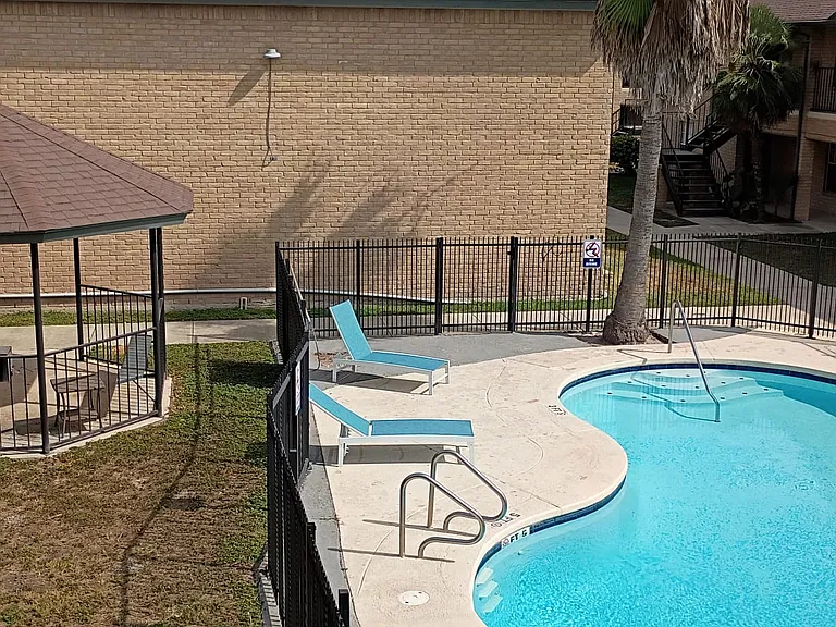 Dove Cove Apartments — Photo 9
