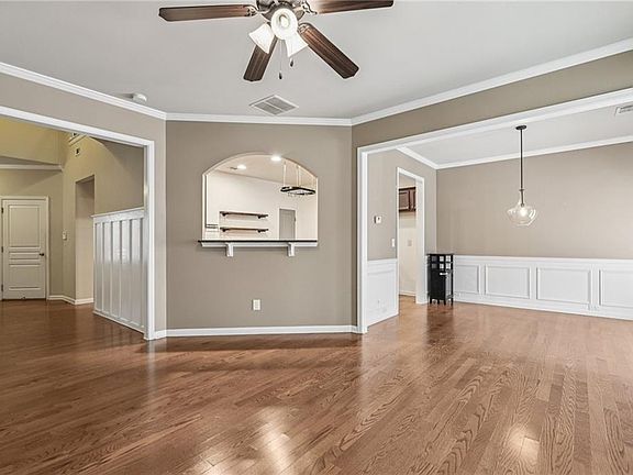 4th image of 1465 Queens Ln
