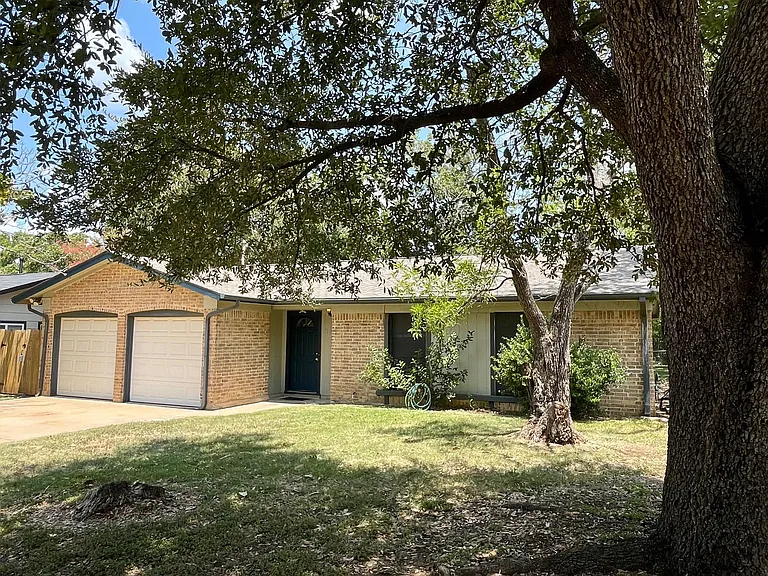 7000 Whispering Oaks Dr — Photo 1