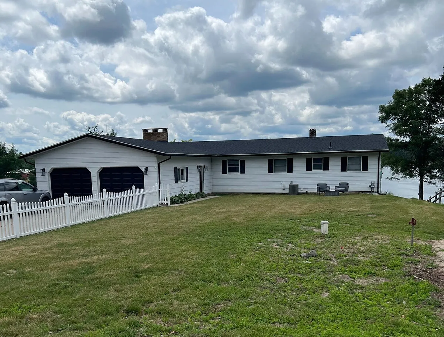 5 bed, 2.0 bath, 1991 sqft, $3,047 — Photo 2