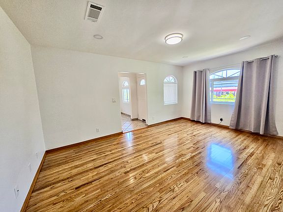 3rd image of 11522 Laurel Canyon Blvd