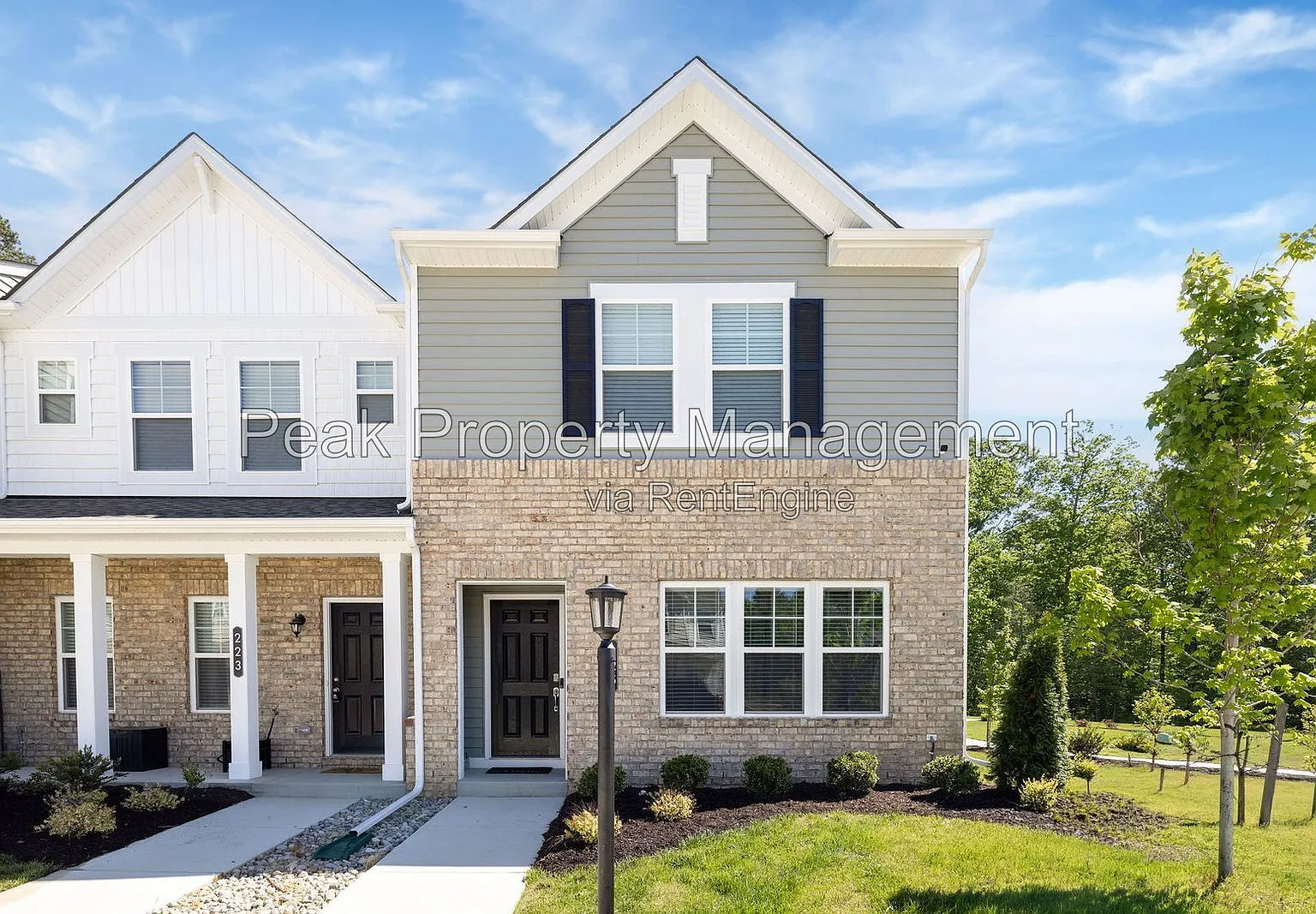 3 bed, 3.0 bath, 1318 sqft, $2,400 — Photo 2