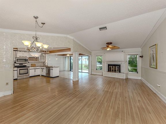 3rd image of 647 Foxwood Blvd
