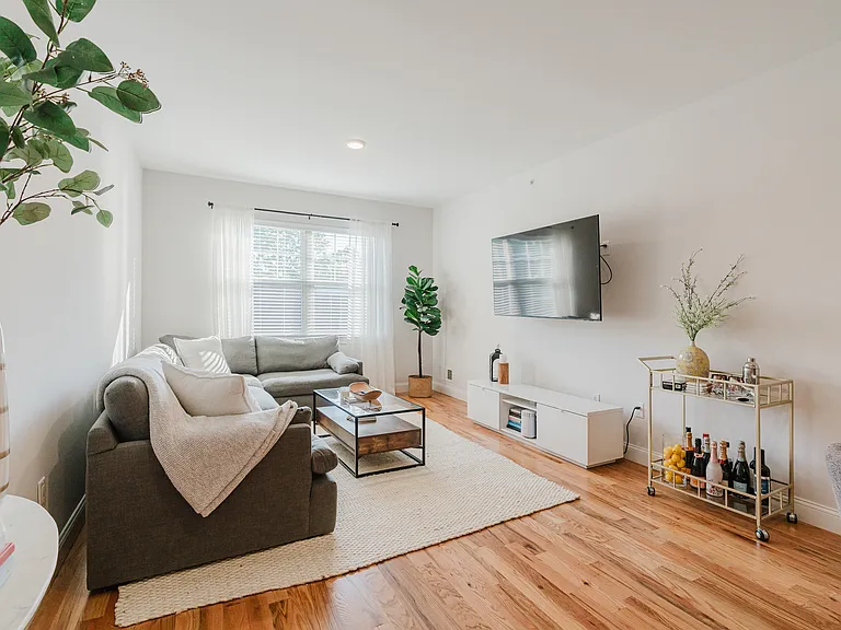 599 Franklin Ave #7 — Photo 6