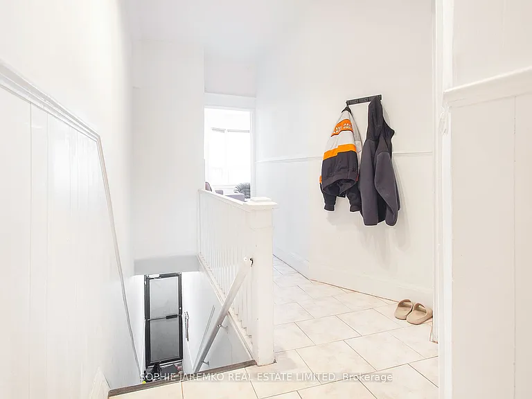 2102A Dundas St W — Photo 6