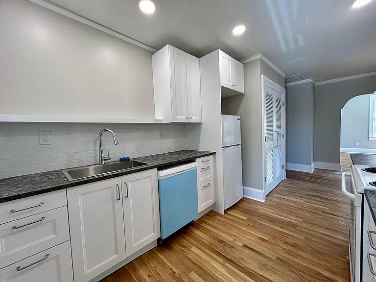910 E 35th St #4 — Photo 11