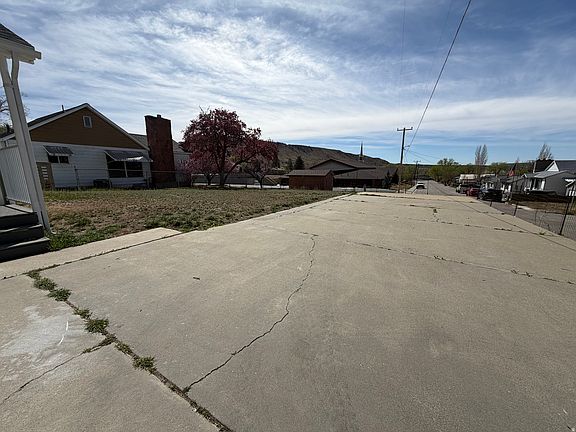 3rd image of 210 Ridgeway St