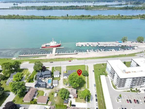209 Sandwich St N, Amherstburg, ON N9V 2V4