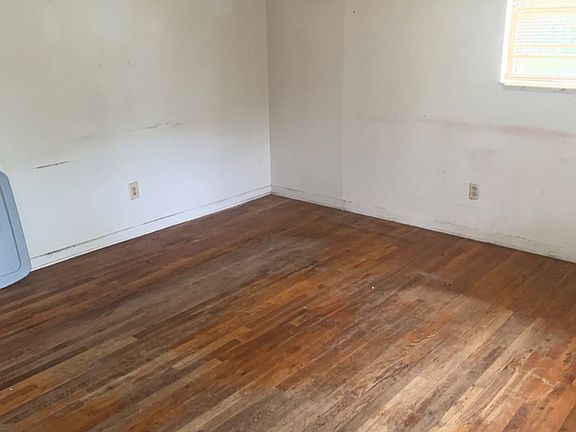 2nd image of 914 Jamestown Dr