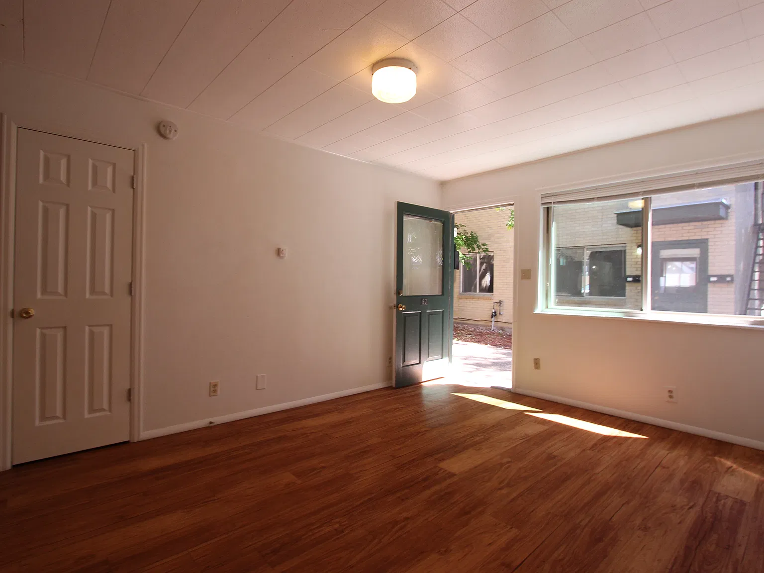 2 bed, 500 sqft, $3,200 — Photo 3