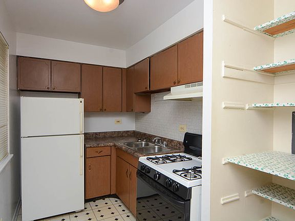 2nd image of 3160 N Cambridge Ave #D704