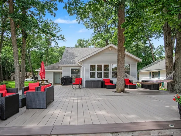 8570 Cochise Dr, Howard City, MI 49329