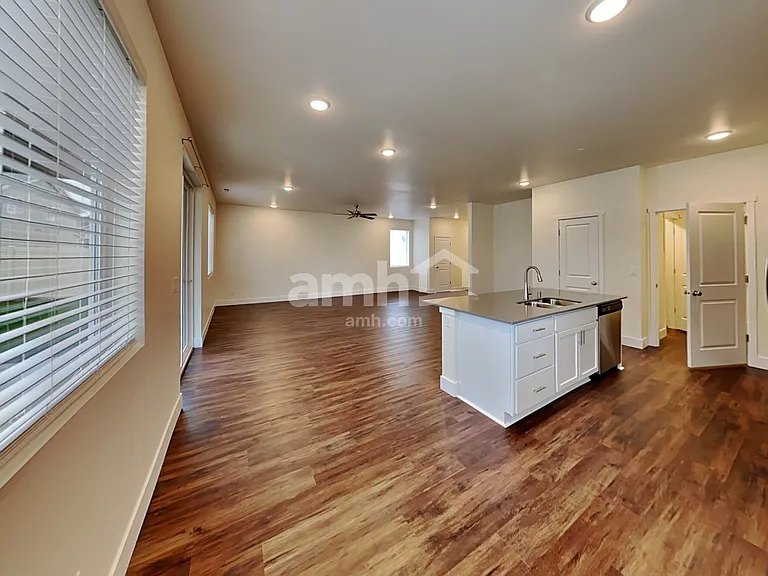 657 Dudley St — Photo 6