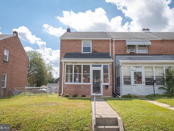 3rd image of 1942 Deering Ave