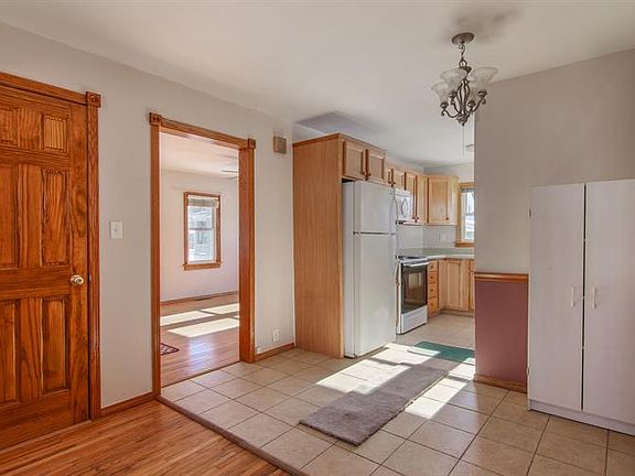 4th image of 211 N Illini St
