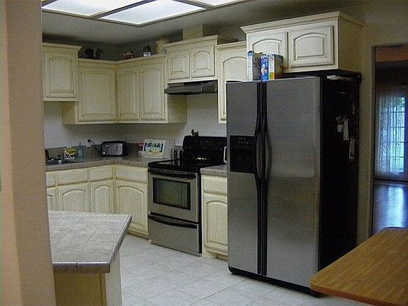 4th image of 1722 Iris Dr