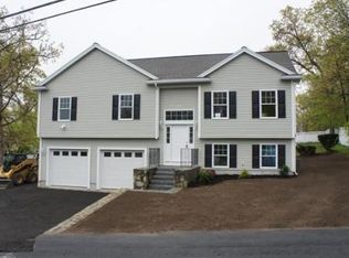 285 Passaconaway Dr, Dracut, MA 01826