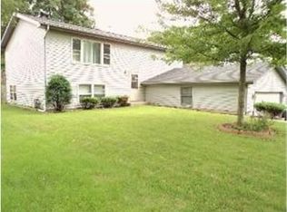 1210 Sycamore St, Lake In The Hills, IL 60156