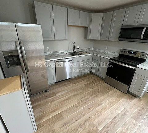 3rd image of 2453 Cleveland Blvd #R2