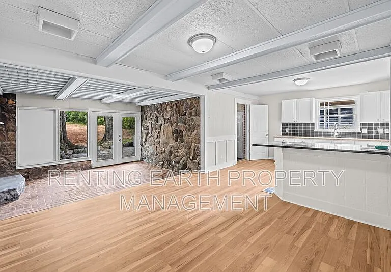 1129 Camellia Rd — Photo 5