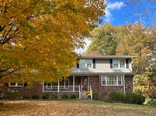 914 Crown Point Rd E, Signal Mountain, TN 37377