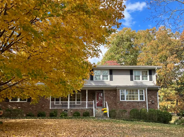 914 Crown Point Rd E, Signal Mountain, TN 37377