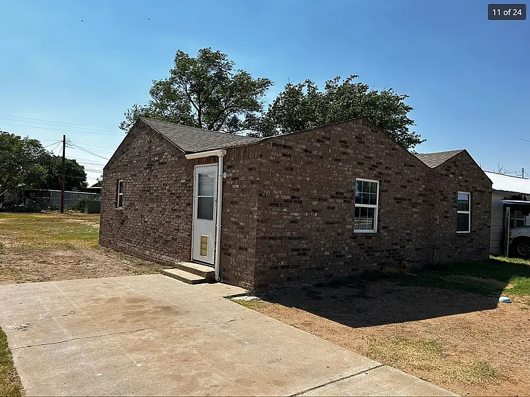 210 Avenue L — Photo 16