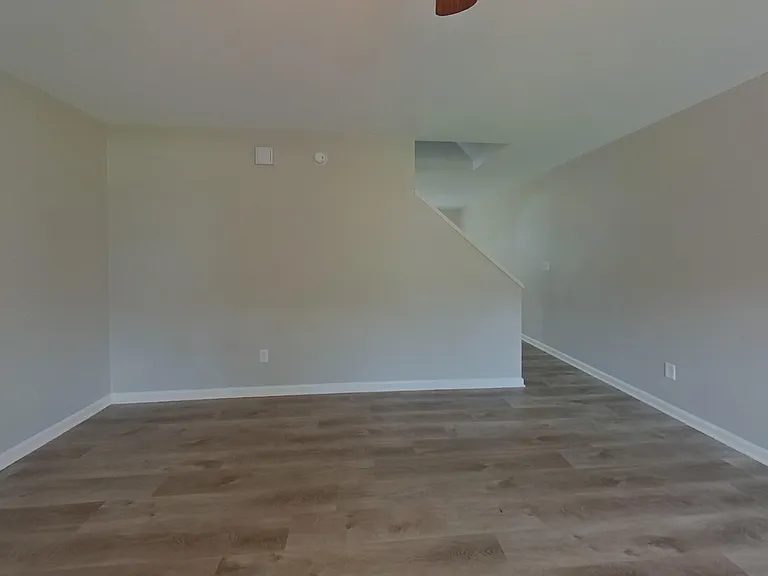 241 Saskatoon Dr — Photo 2