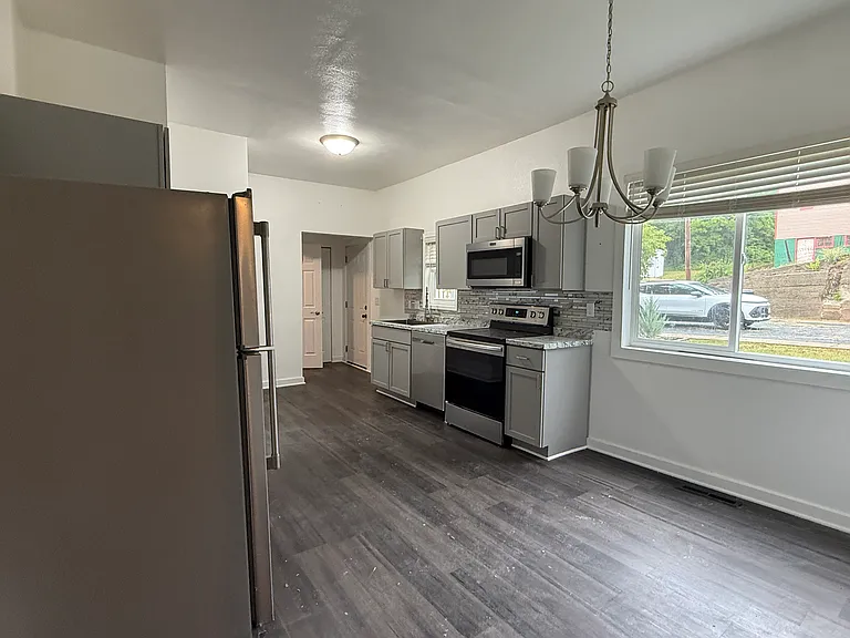 1041 Carrington St — Photo 7