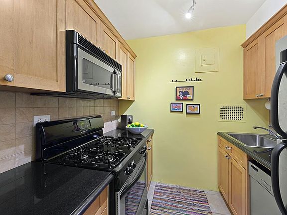 3rd image of 401 E 65th St APT 4E