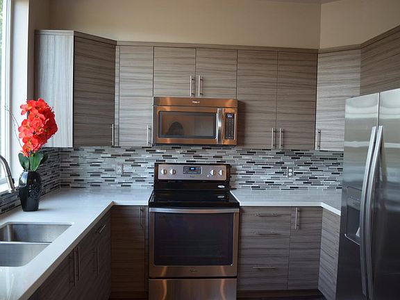 Chef's kitchen with soft close cabinets, Quartz counter tops